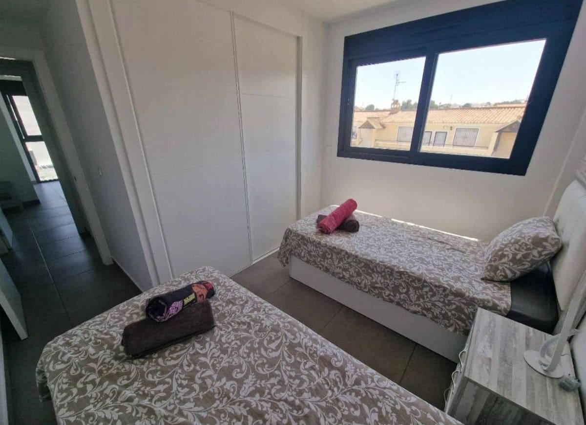 2 makuuhuone Huoneisto myytävänä paikassa Orihuela Costa mukana uima-altaan - 229 990 € (Ref: 10092870)