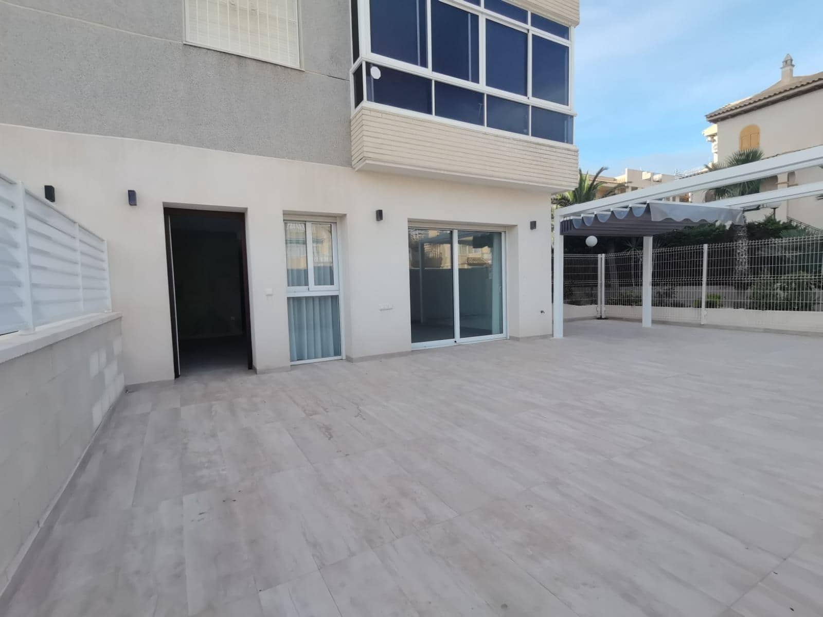 3 makuuhuone Huoneisto myytävänä paikassa Torrevieja mukana uima-altaan - 370 000 € (Ref: 10092959)