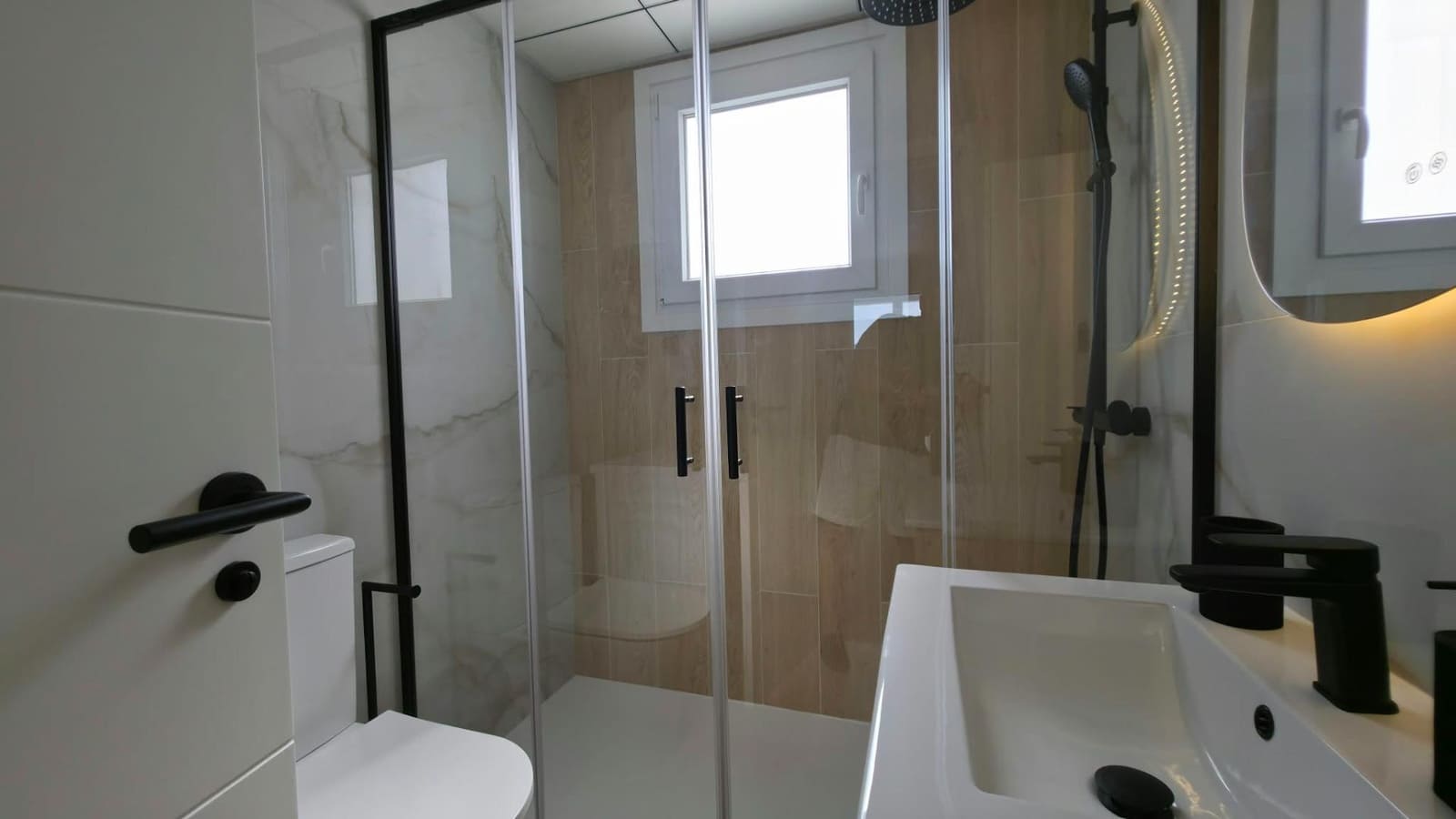 Bungalow de 2 habitaciones en Torrevieja en venta con piscina - 199.000 € (Ref: 10098077)