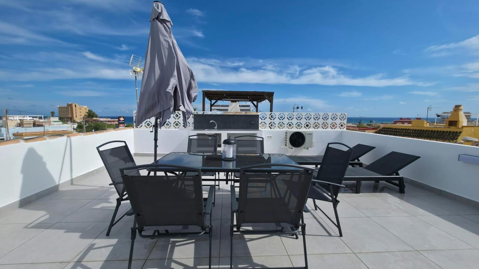 Bungalow de 2 habitaciones en Torrevieja en venta con piscina - 199.000 € (Ref: 10098077)