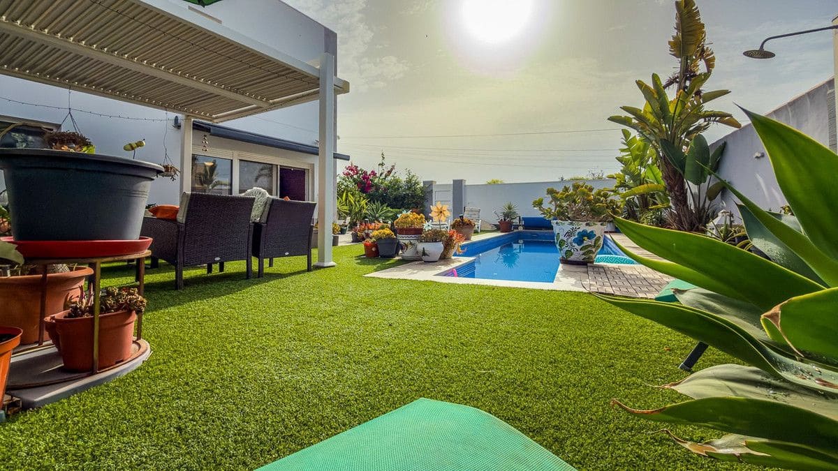2 soveværelse Villa til salg i Torrevieja med swimmingpool - € 465.000 (Ref: 10099993)
