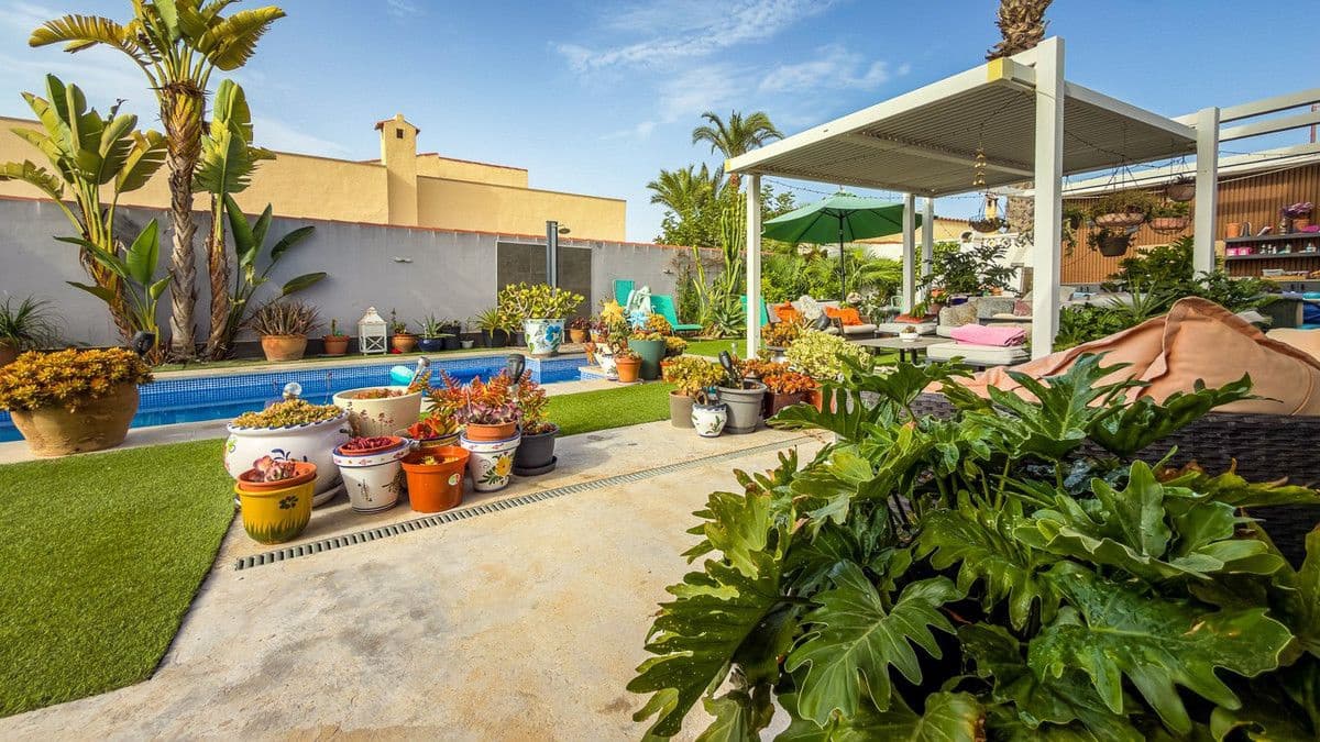 2 soveværelse Villa til salg i Torrevieja med swimmingpool - € 465.000 (Ref: 10099993)