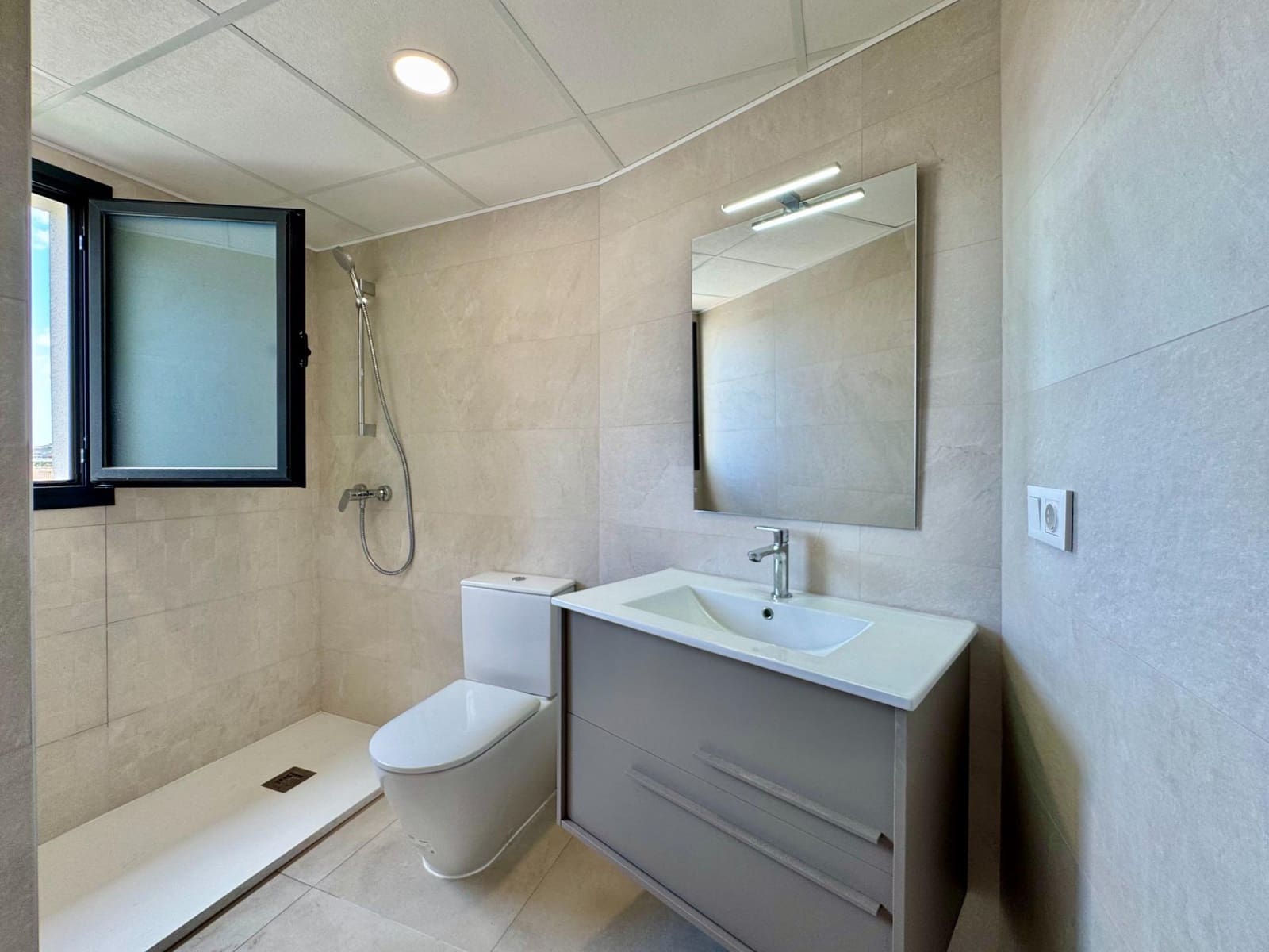 3 bedroom Apartment for sale in Alicante / Alacant city with pool - € 320,000 (Ref: 10106617)