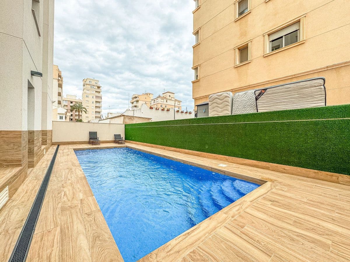 2 soveværelse Lejlighed til salg i Torrevieja med swimmingpool - € 199.000 (Ref: 10106733)