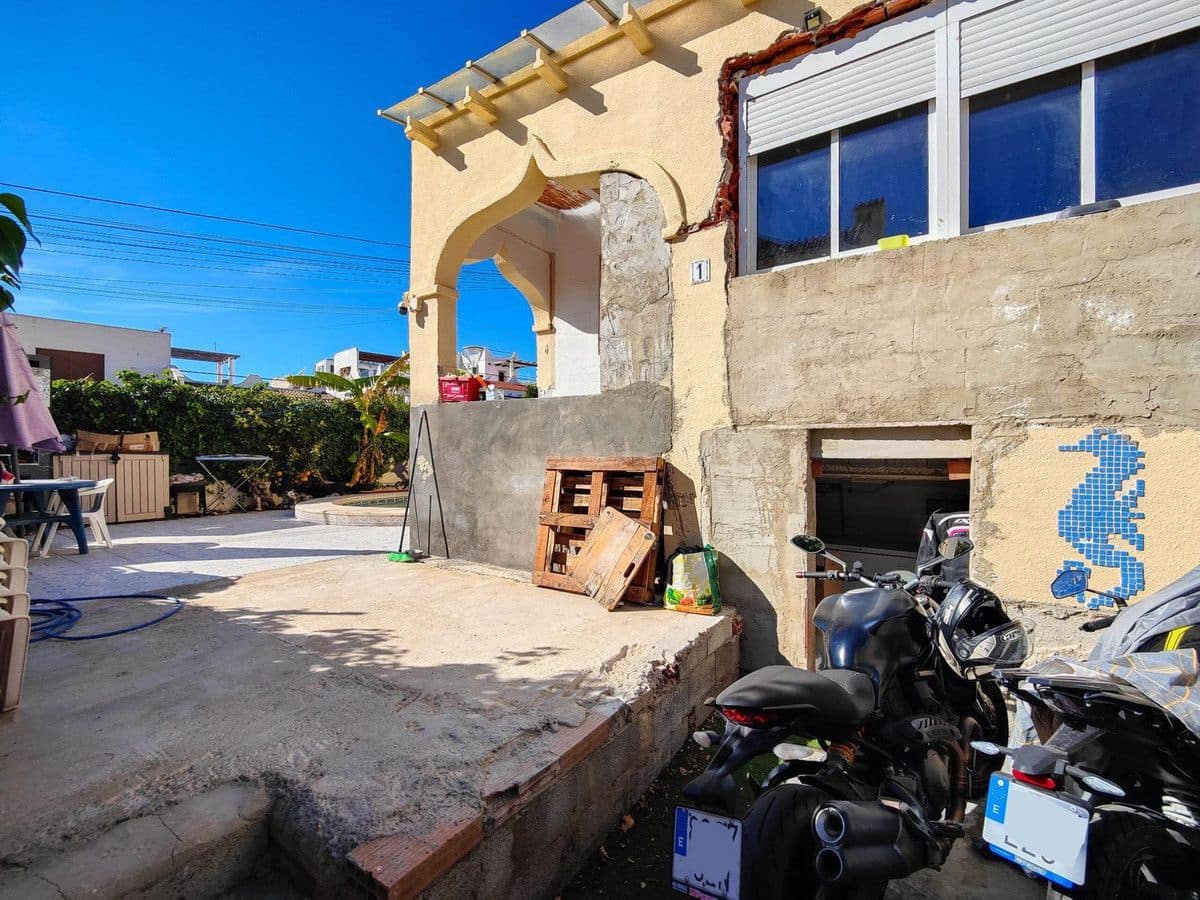 4 slaapkamer Halfvrijstaande villa te koop in San Miguel de Salinas met zwembad - € 189.900 (Ref: 10106753)