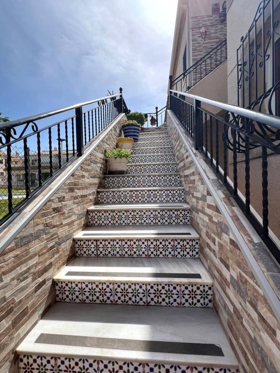 Bungalow de 2 habitaciones en Torrevieja en venta con piscina - 180.000 € (Ref: 10106833)