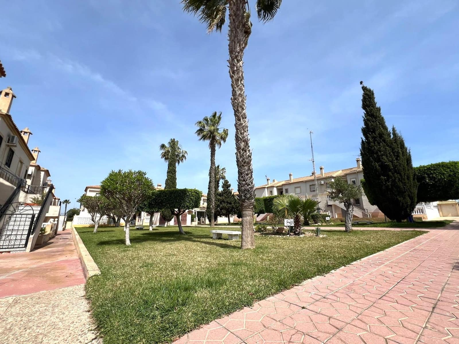 Bungalow de 2 habitaciones en Torrevieja en venta con piscina - 180.000 € (Ref: 10106833)