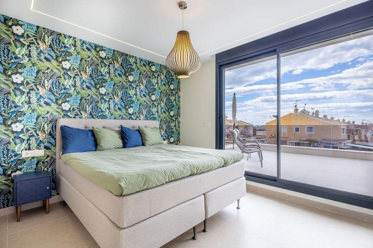 Chalet de 4 habitaciones en Torrevieja en venta - 1.675.000 € (Ref: 10107047)