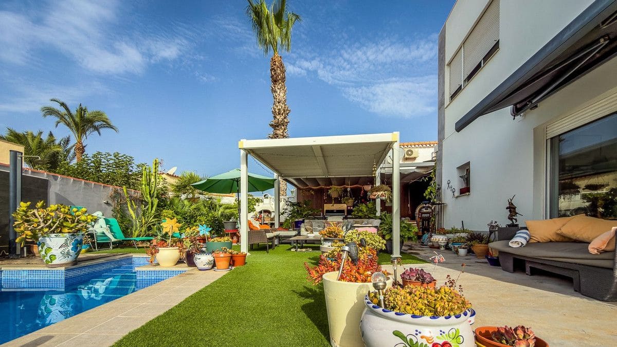 2 makuuhuone Huvila myytävänä paikassa Torrevieja mukana uima-altaan - 465 000 € (Ref: 10107321)