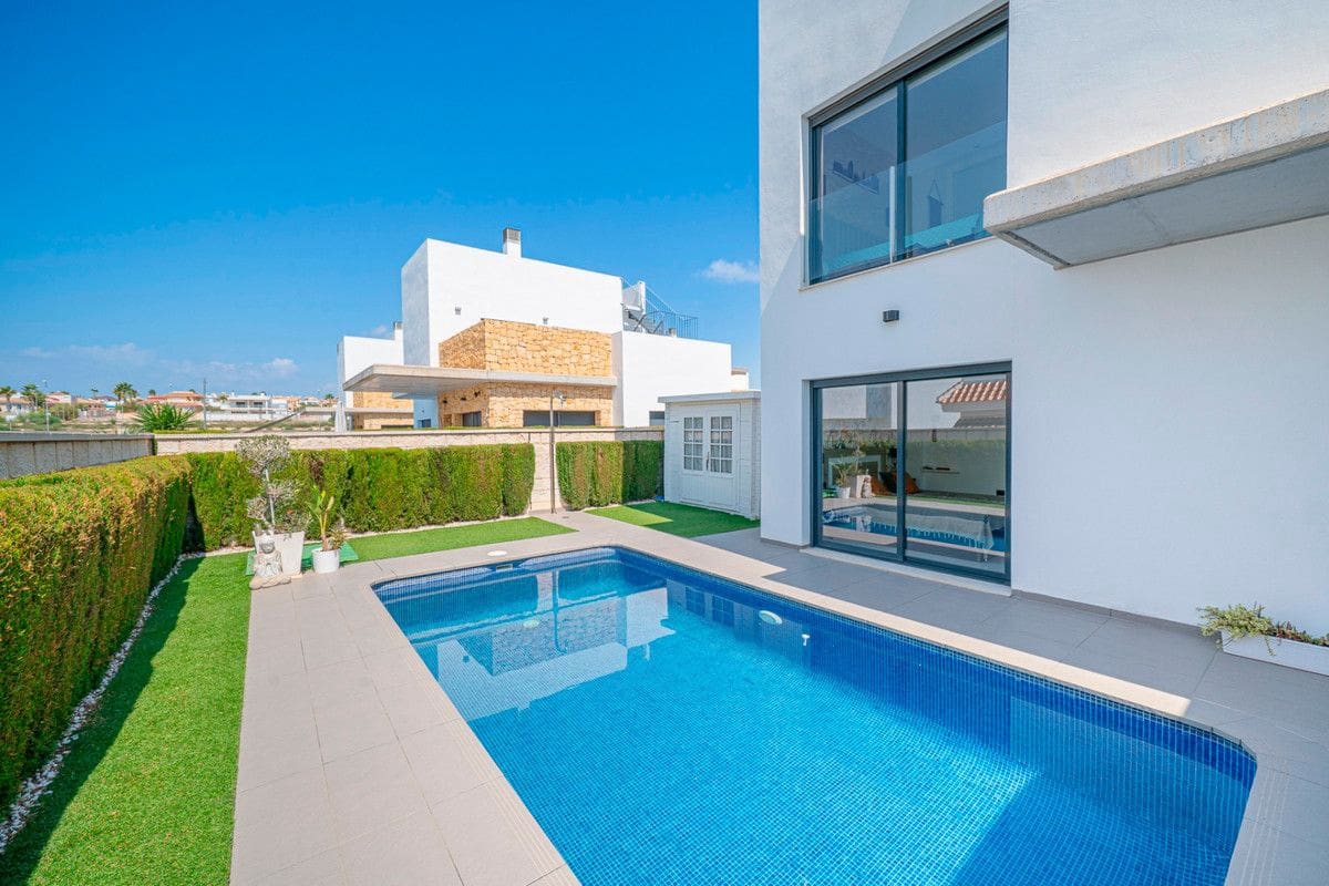 Chalet de 3 habitaciones en Rojales en venta con piscina - 550.000 € (Ref: 10109106)