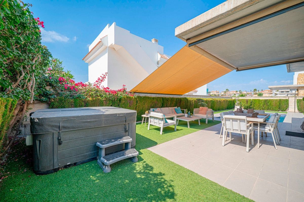 Chalet de 3 habitaciones en Rojales en venta con piscina - 550.000 € (Ref: 10109106)
