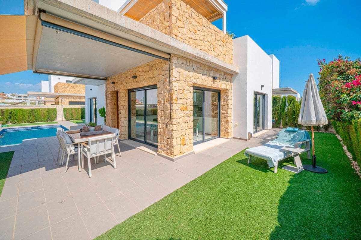Chalet de 3 habitaciones en Rojales en venta con piscina - 550.000 € (Ref: 10109106)