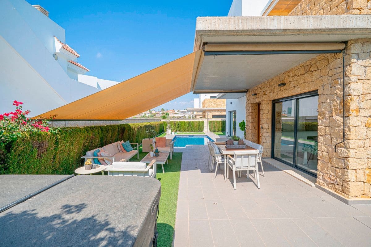 Chalet de 3 habitaciones en Rojales en venta con piscina - 550.000 € (Ref: 10109106)