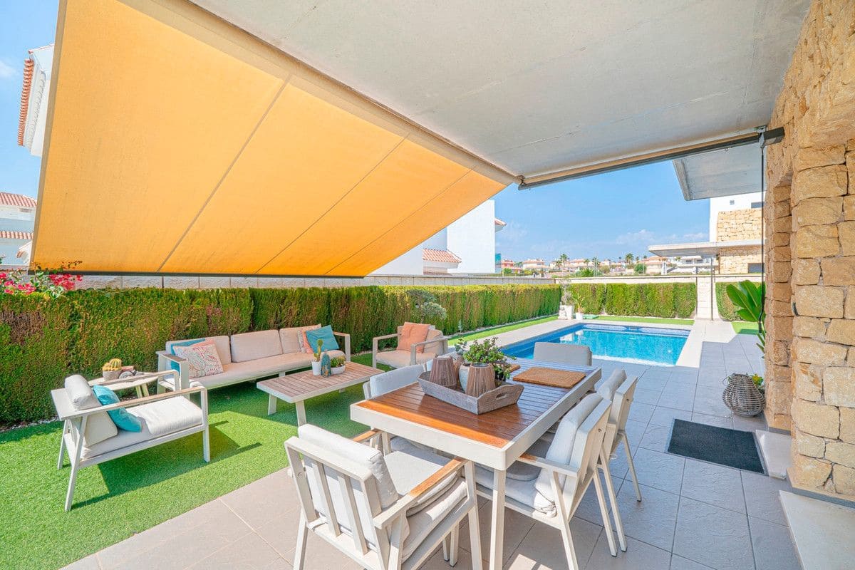 Chalet de 3 habitaciones en Rojales en venta con piscina - 550.000 € (Ref: 10109106)