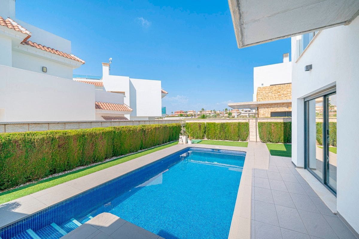 Chalet de 3 habitaciones en Rojales en venta con piscina - 550.000 € (Ref: 10109106)