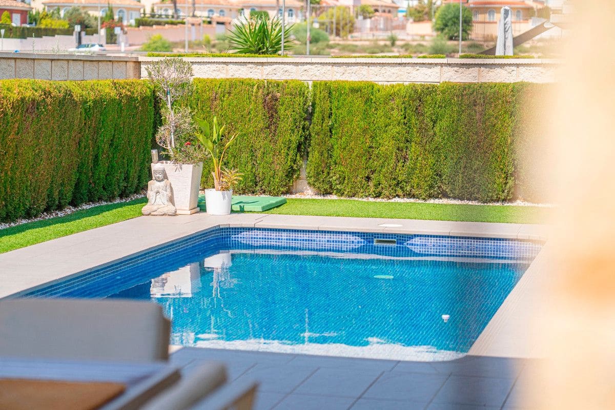 Chalet de 3 habitaciones en Rojales en venta con piscina - 550.000 € (Ref: 10109106)