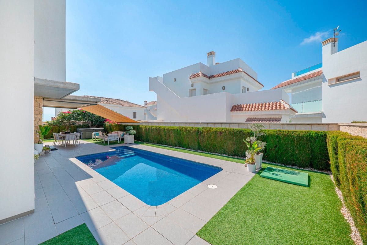 Chalet de 3 habitaciones en Rojales en venta con piscina - 550.000 € (Ref: 10109106)