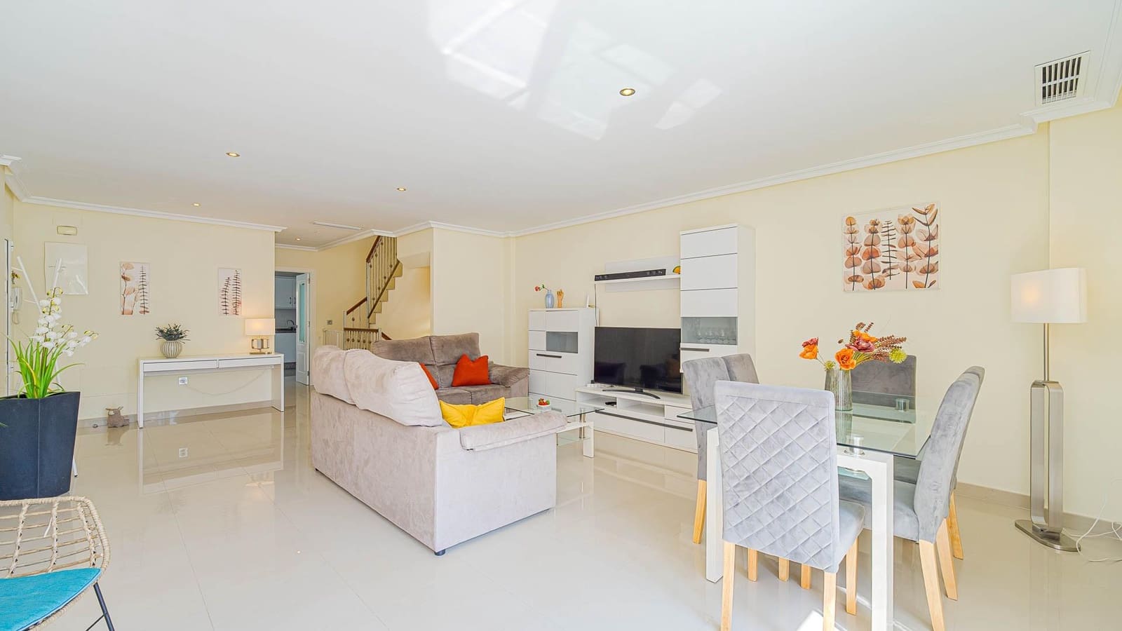 5 bedroom Villa for sale in El Campello with pool - € 490,000 (Ref: 10109146)