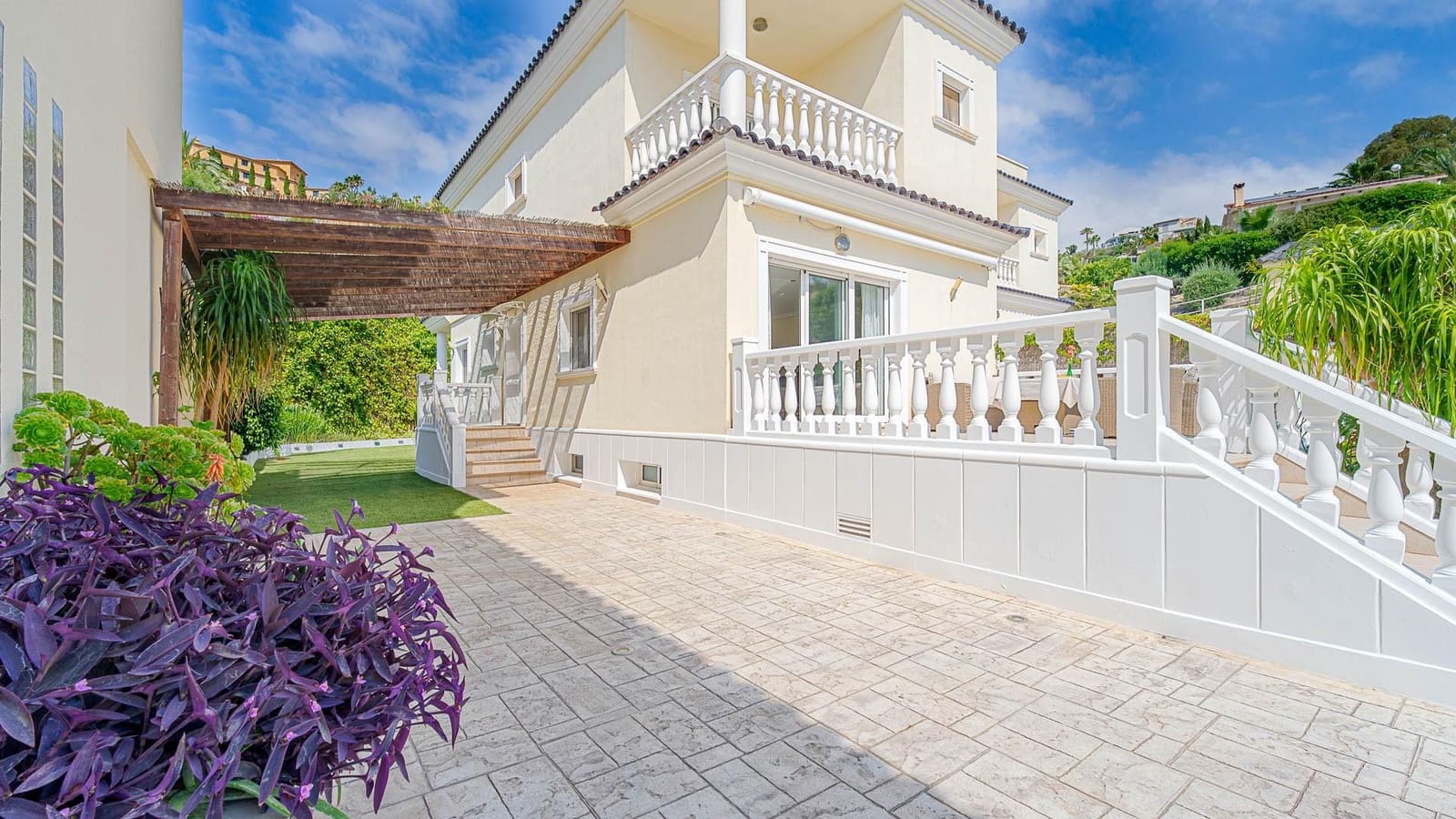 5 bedroom Villa for sale in El Campello with pool - € 490,000 (Ref: 10109146)