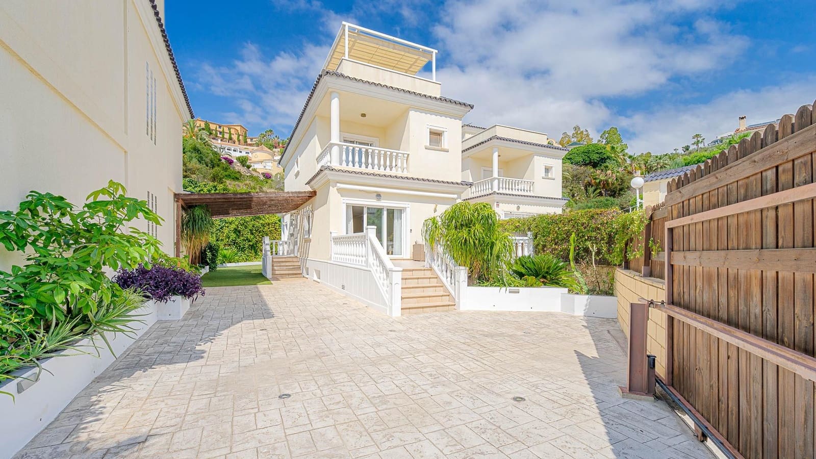 5 bedroom Villa for sale in El Campello with pool - € 490,000 (Ref: 10109146)