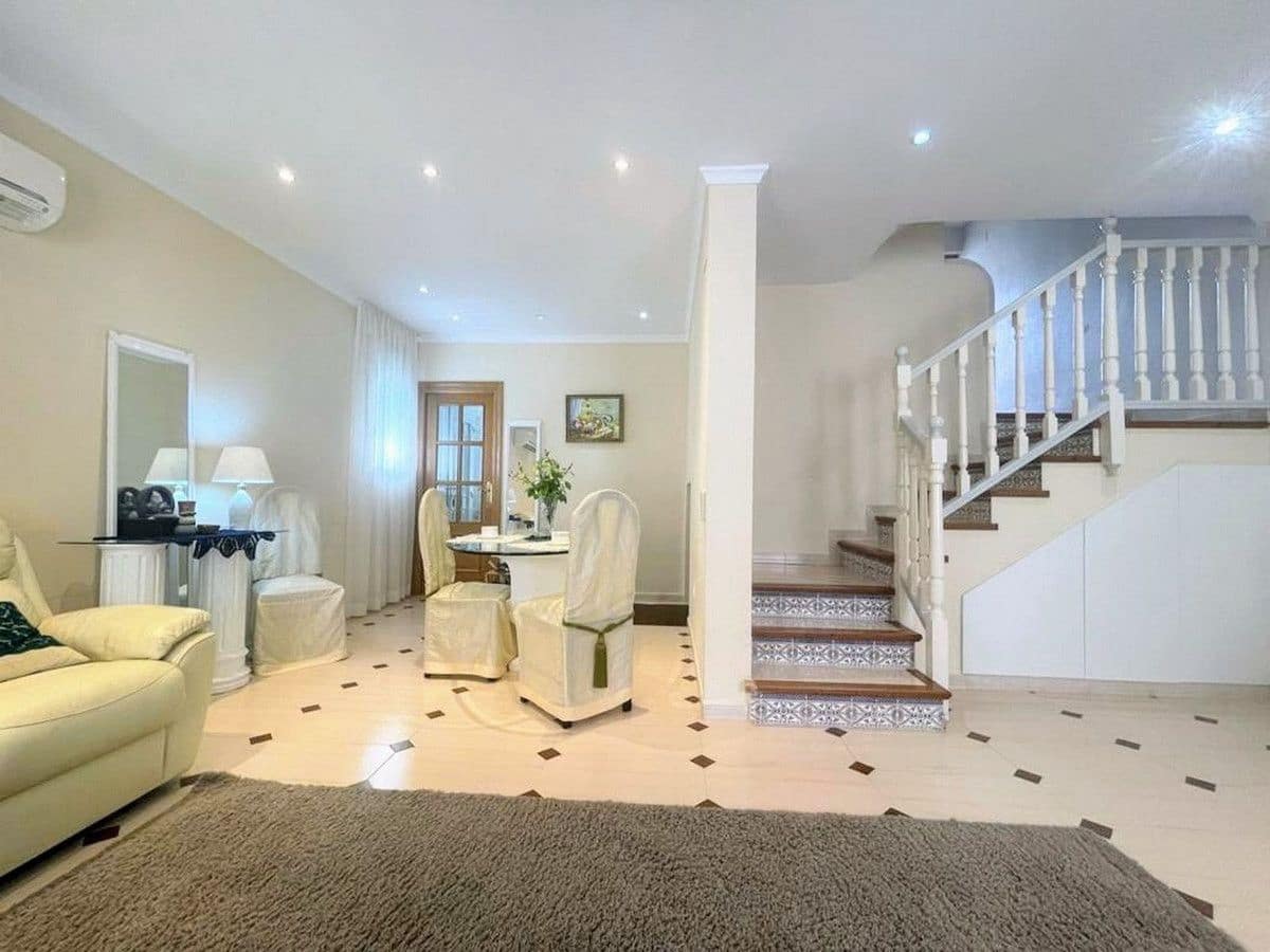 3 slaapkamer Halfvrijstaande villa te koop in Torrevieja - € 445.000 (Ref: 10109988)