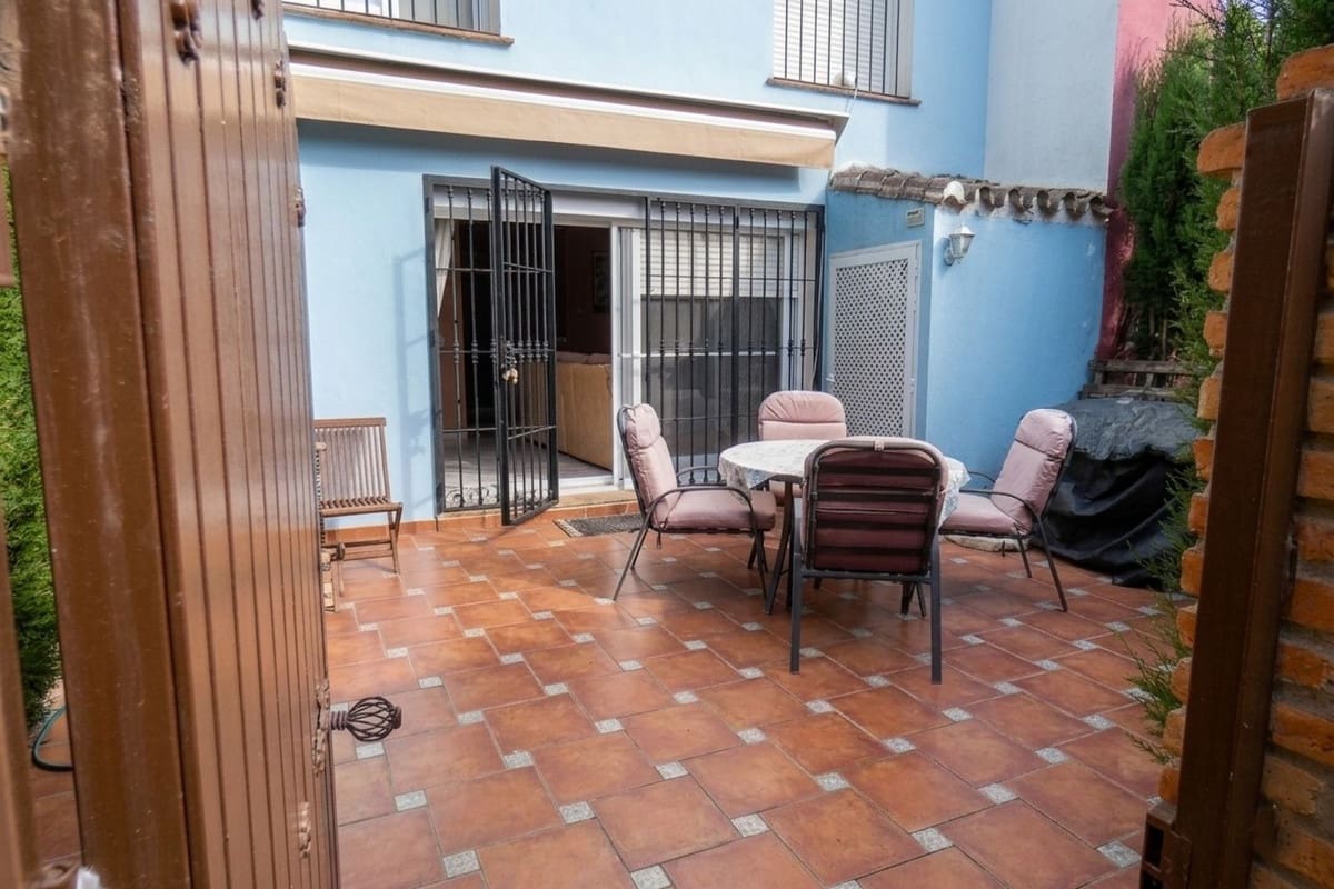3 sypialnia Dom na sprzedaż w Rio Real z basenem garażem - 530 000 € (Ref: 10121901)