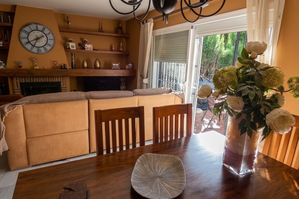 3 sypialnia Dom na sprzedaż w Rio Real z basenem garażem - 530 000 € (Ref: 10121901)