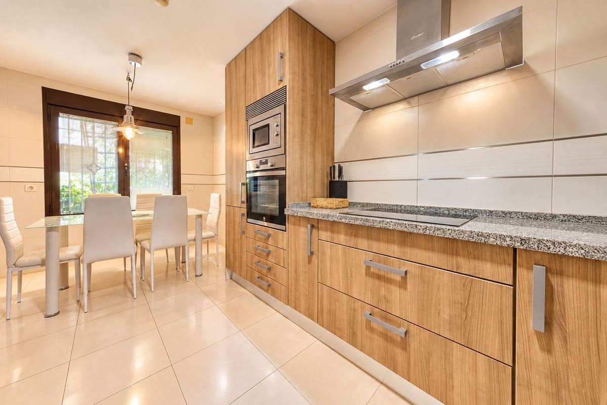 3 chambre Maison de Ville à vendre à Estepona avec piscine garage - 465 000 € (Ref: 10121969)