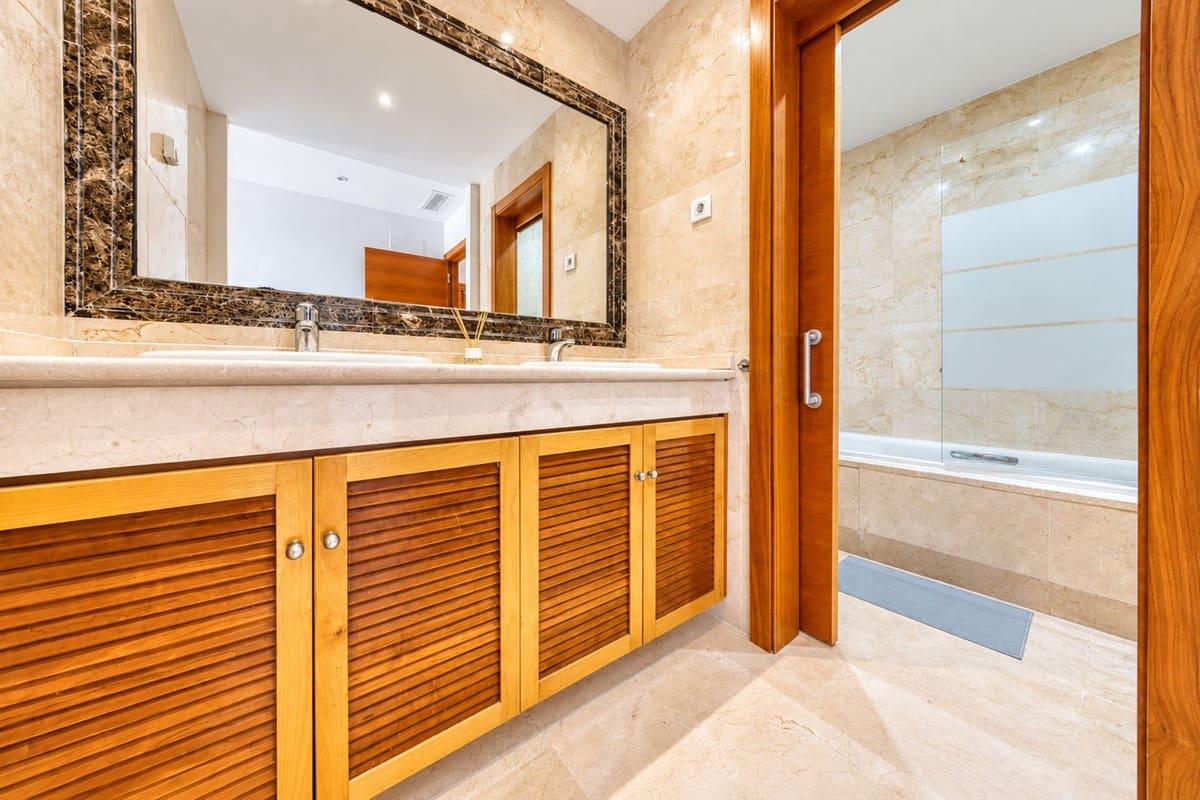 3 chambre Maison de Ville à vendre à Estepona avec piscine garage - 465 000 € (Ref: 10121969)