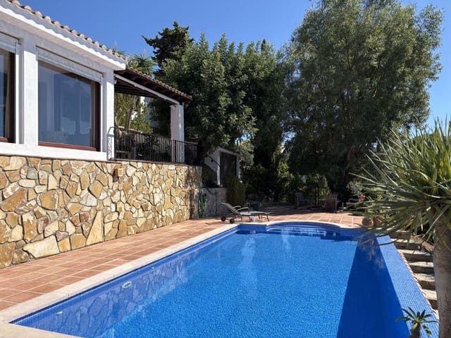 Chalet de 3 habitaciones en El Rosario, Marbella en venta con piscina garaje - 1.595.000 € (Ref: 10121988)