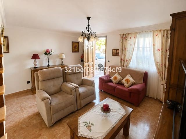 Casa de 3 habitaciones en Puerto de Estepona, Estepona en venta - 389.000 € (Ref: 10122011)