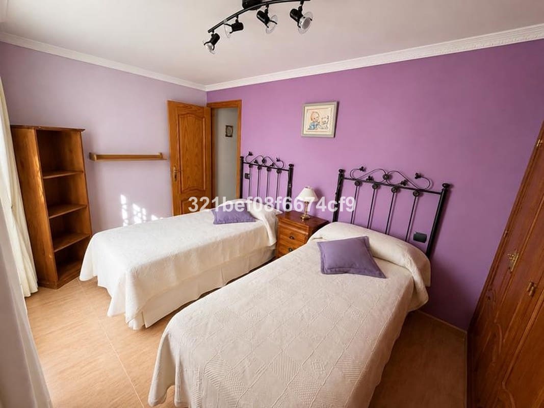 Casa de 3 habitaciones en Estepona en venta - 389.000 € (Ref: 10122011)