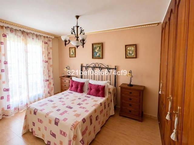 Casa de 3 habitaciones en Puerto de Estepona, Estepona en venta - 389.000 € (Ref: 10122011)
