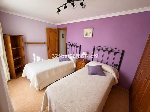 Casa de 3 habitaciones en Puerto de Estepona, Estepona en venta - 389.000 € (Ref: 10122011)
