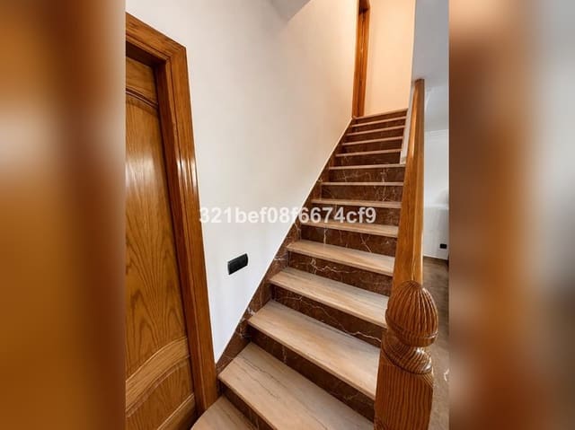 Casa de 3 habitaciones en Puerto de Estepona, Estepona en venta - 389.000 € (Ref: 10122011)