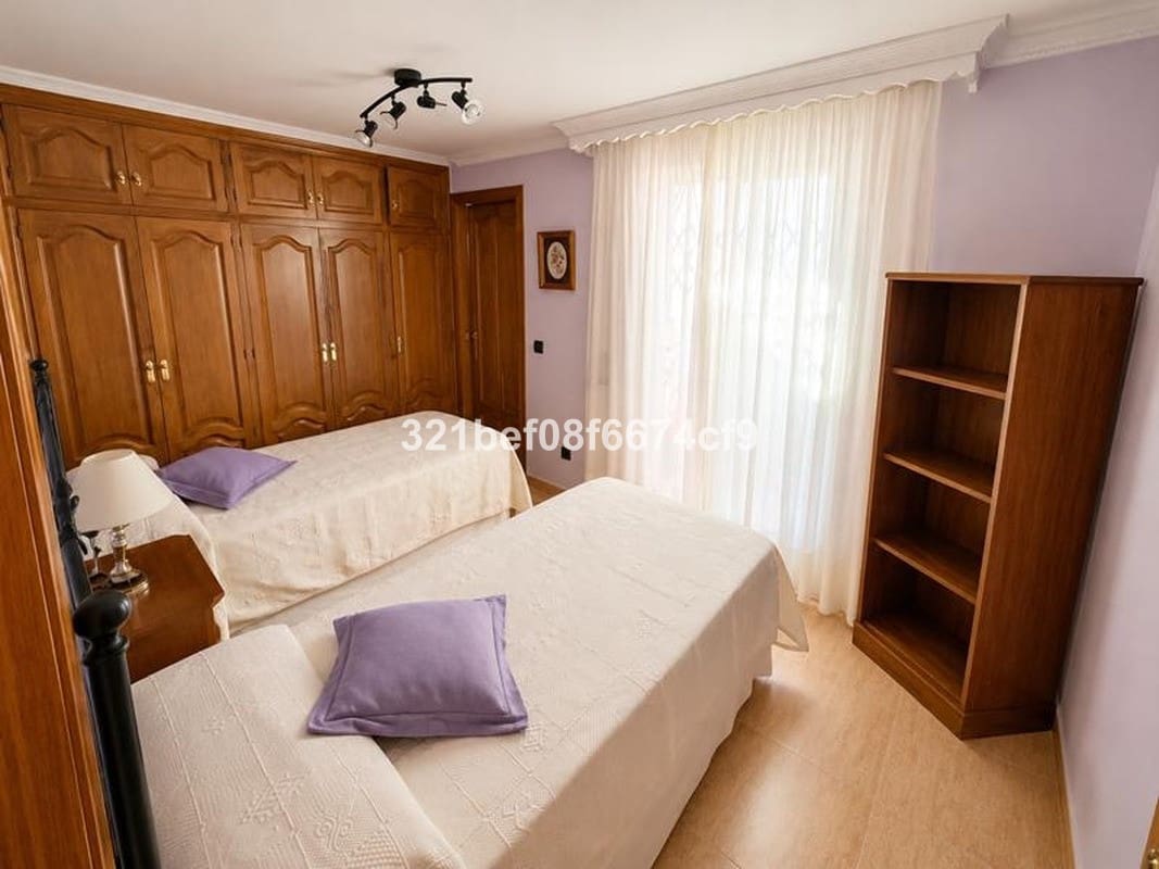 Casa de 3 habitaciones en Estepona en venta - 389.000 € (Ref: 10122011)