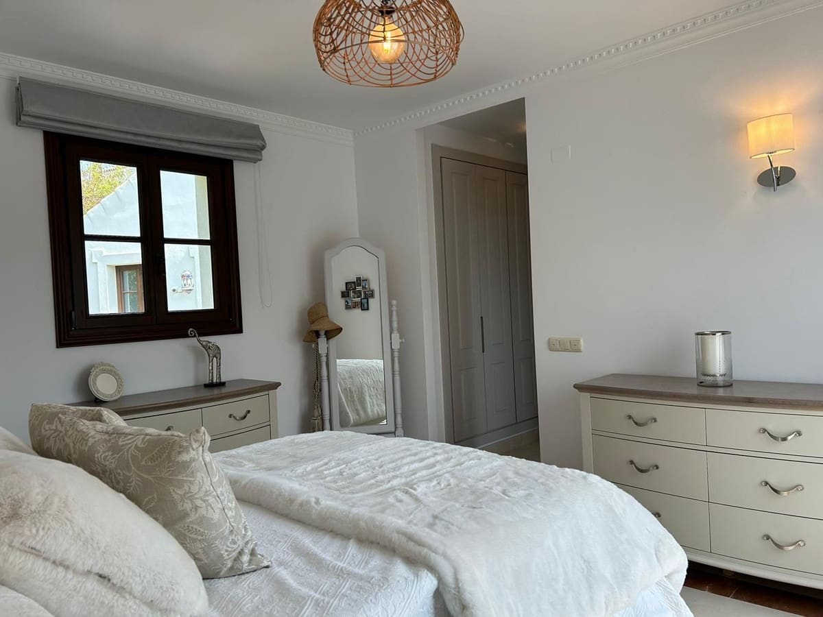 4 soveværelse Villa til salg i Estepona med swimmingpool garage - € 2.450.000 (Ref: 10122024)