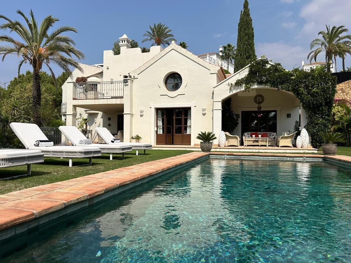 4 soveværelse Villa til salg i Estepona med swimmingpool garage - € 2.450.000 (Ref: 10122024)