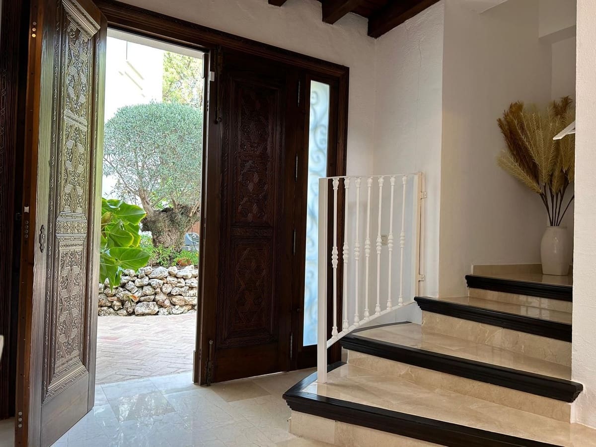 4 soveværelse Villa til salg i Estepona med swimmingpool garage - € 2.450.000 (Ref: 10122024)