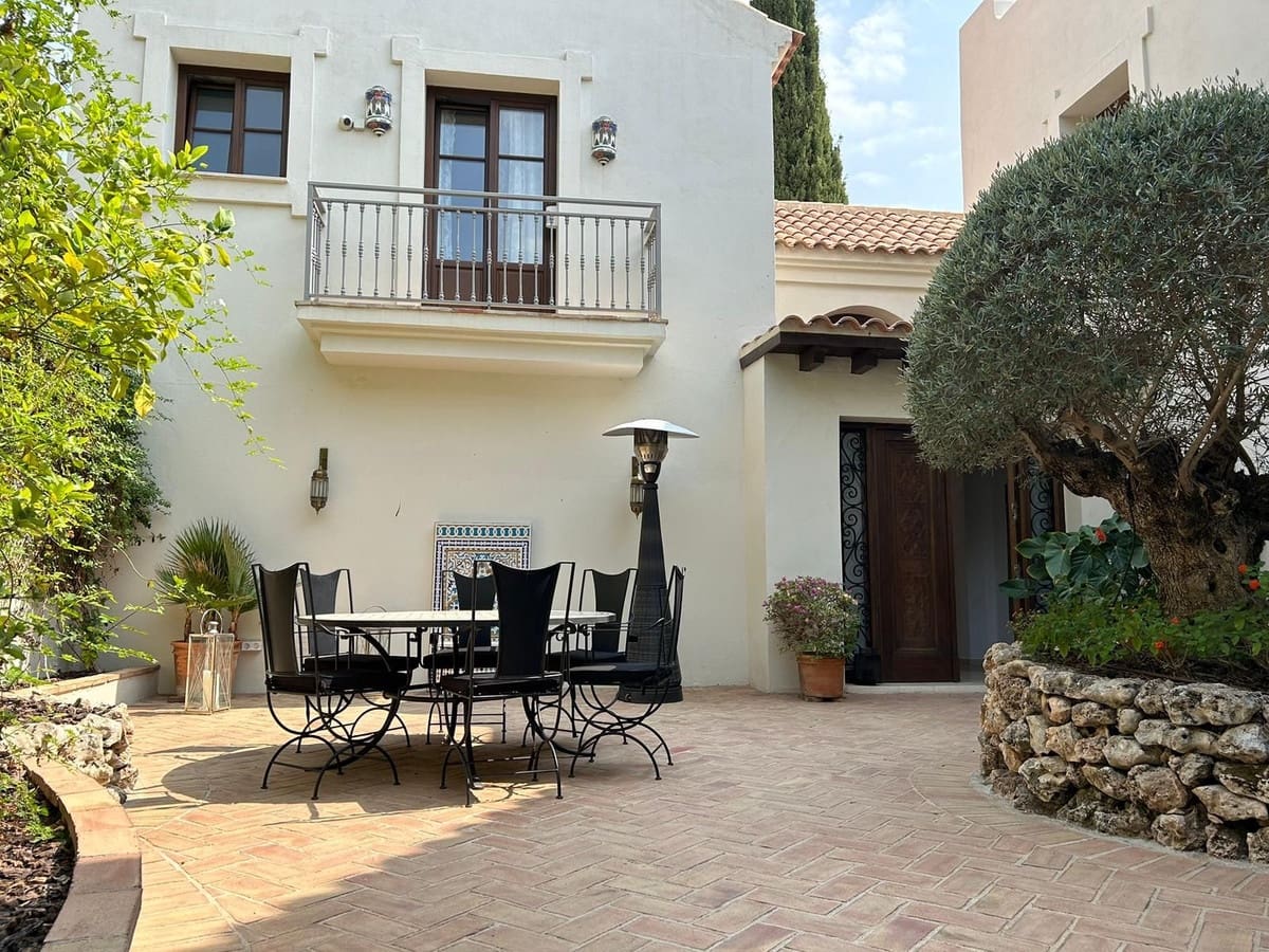 4 soveværelse Villa til salg i Estepona med swimmingpool garage - € 2.450.000 (Ref: 10122024)