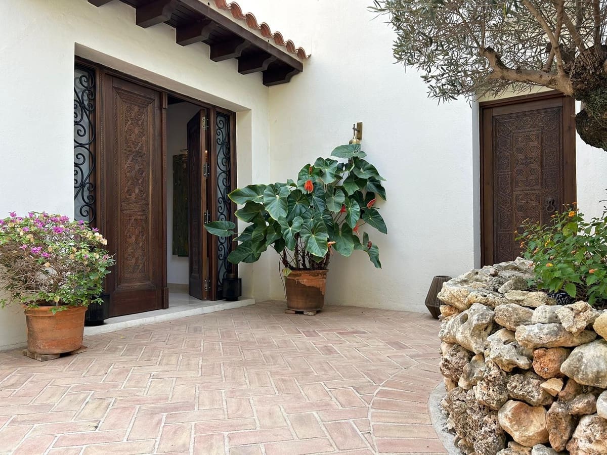 4 soveværelse Villa til salg i Estepona med swimmingpool garage - € 2.450.000 (Ref: 10122024)