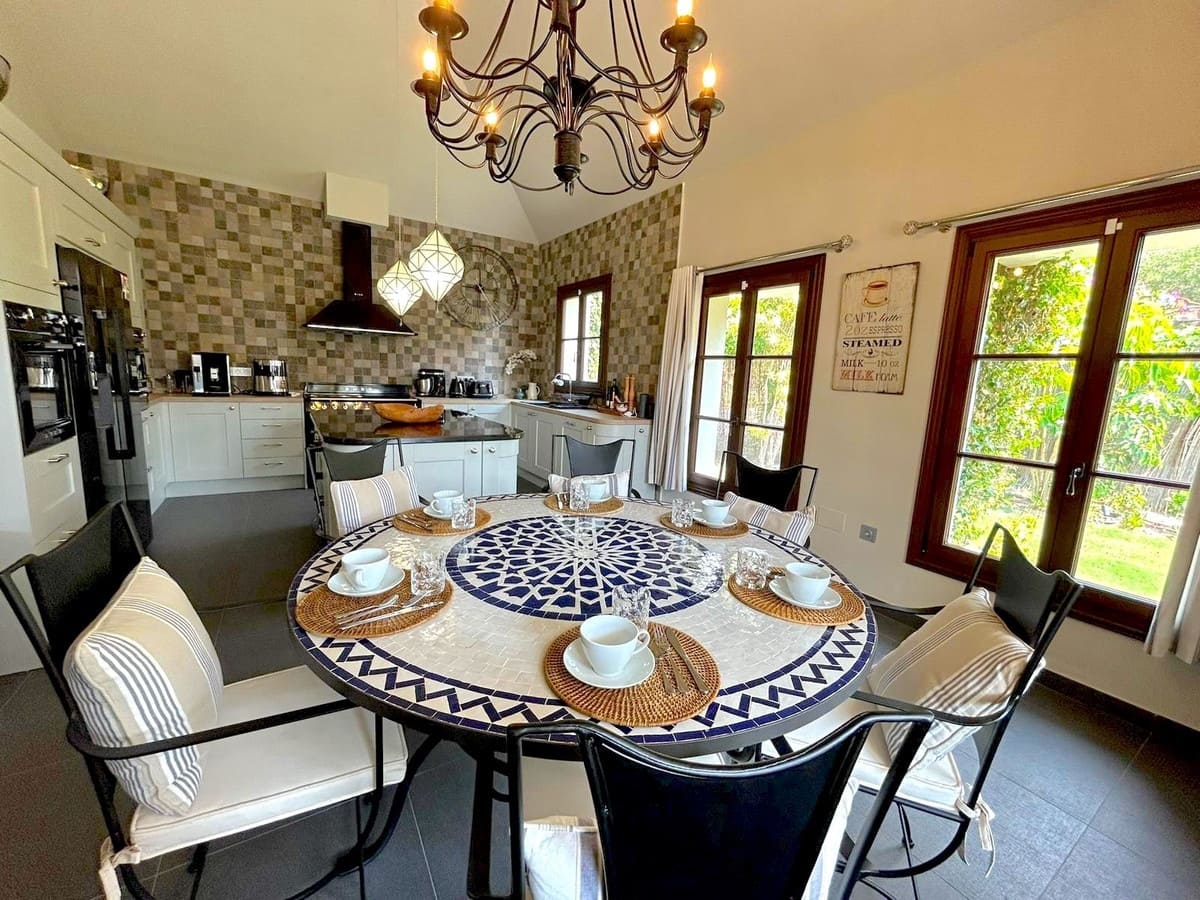 4 soveværelse Villa til salg i Estepona med swimmingpool garage - € 2.450.000 (Ref: 10122024)