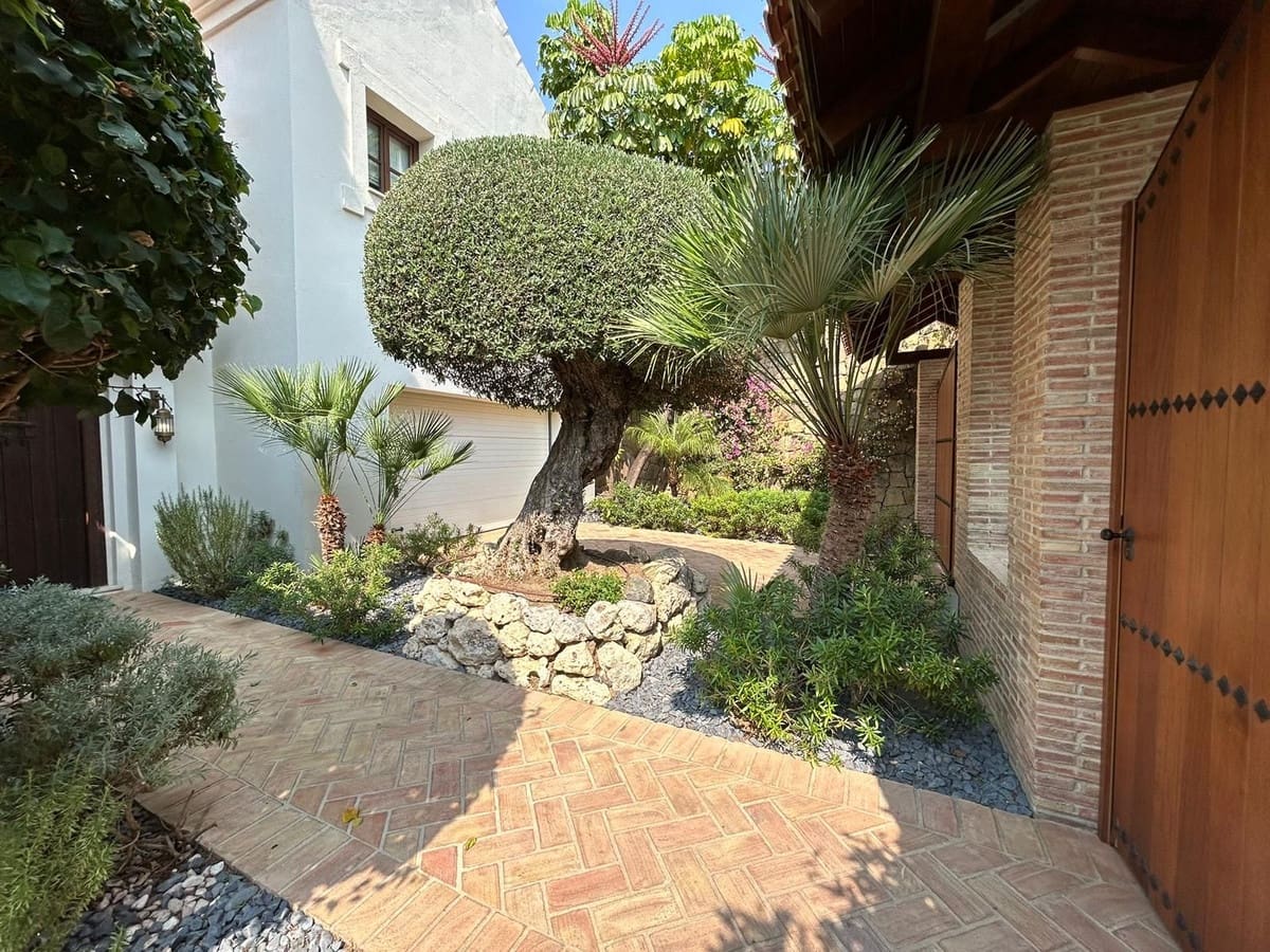 4 soveværelse Villa til salg i Estepona med swimmingpool garage - € 2.450.000 (Ref: 10122024)