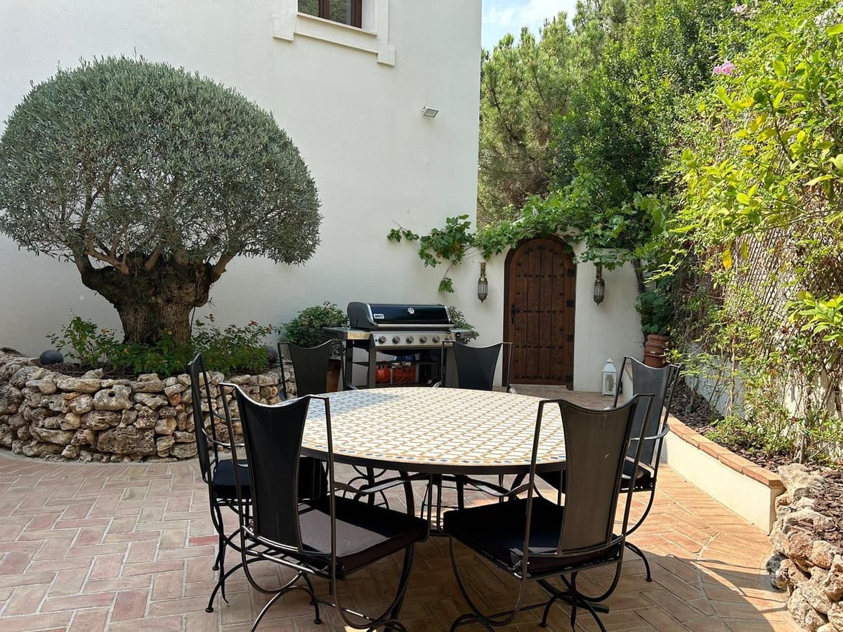 4 soveværelse Villa til salg i Estepona med swimmingpool garage - € 2.450.000 (Ref: 10122024)