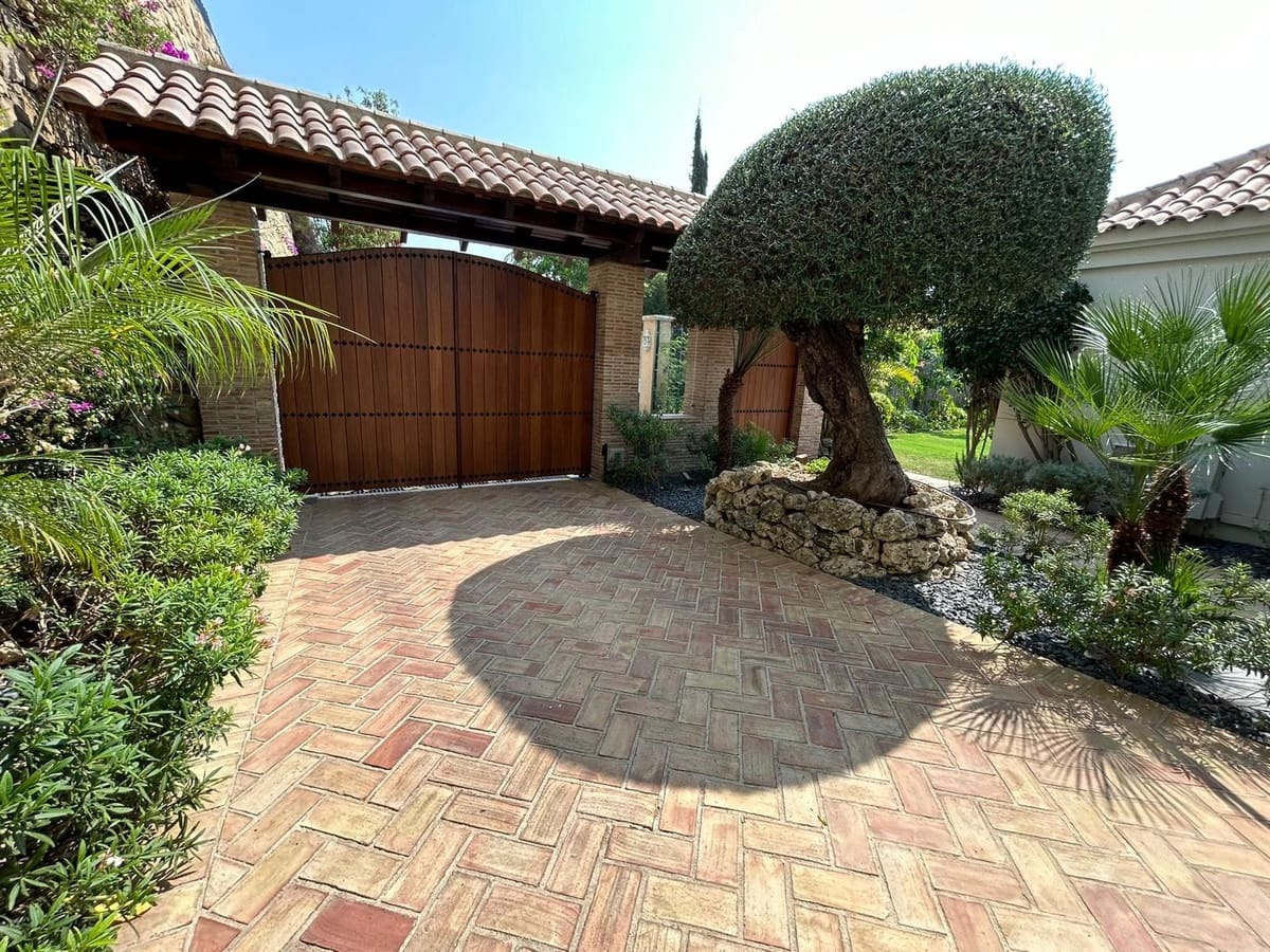 4 soveværelse Villa til salg i Estepona med swimmingpool garage - € 2.450.000 (Ref: 10122024)