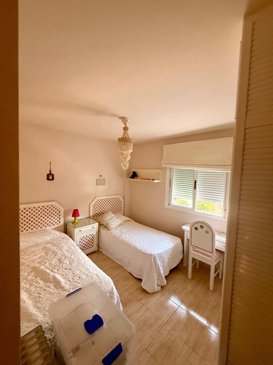 2 bedroom Apartment for sale in Calahonda with pool - € 295,000 (Ref: 10122127)