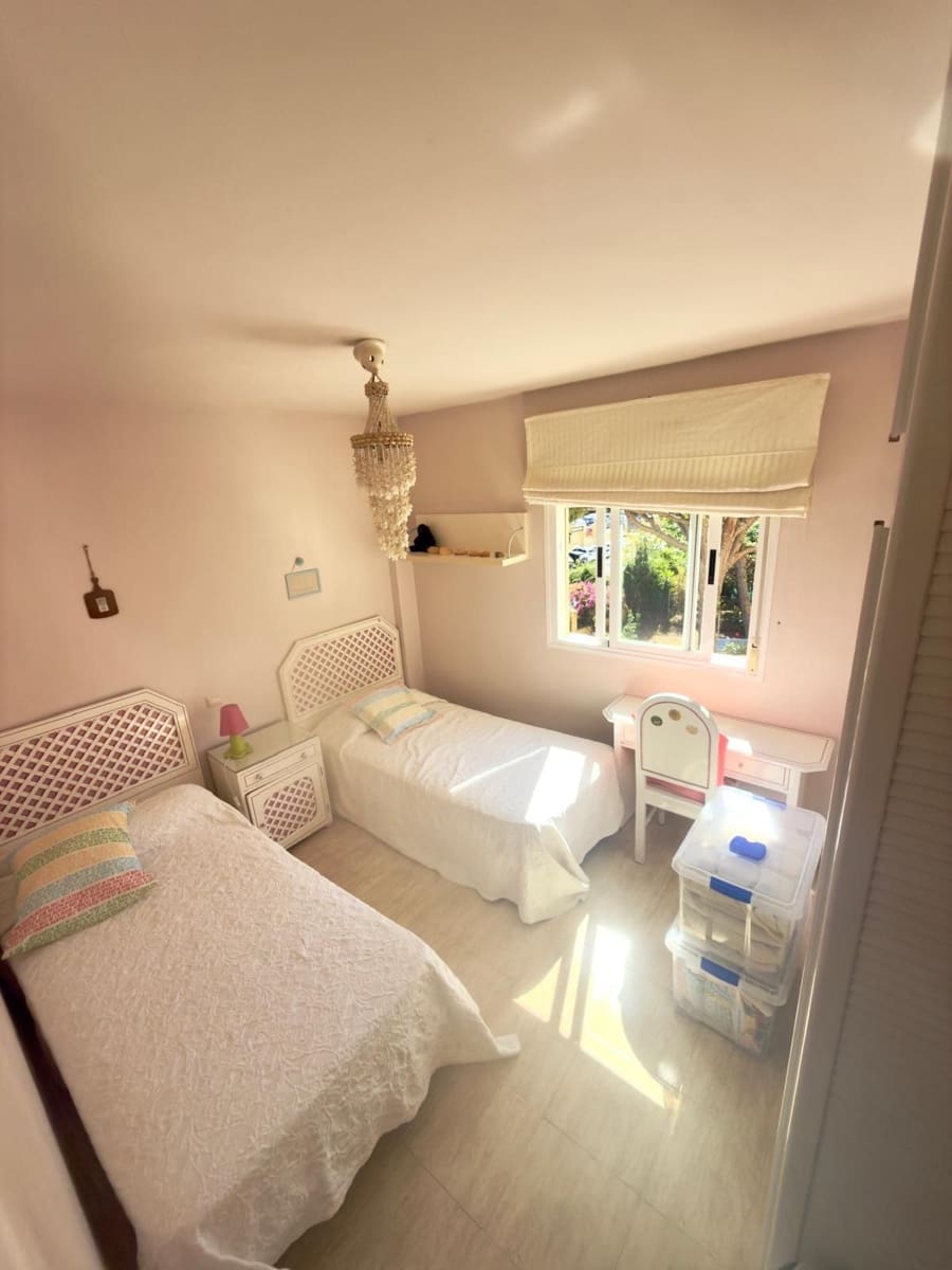 2 bedroom Apartment for sale in Calahonda with pool - € 295,000 (Ref: 10122127)