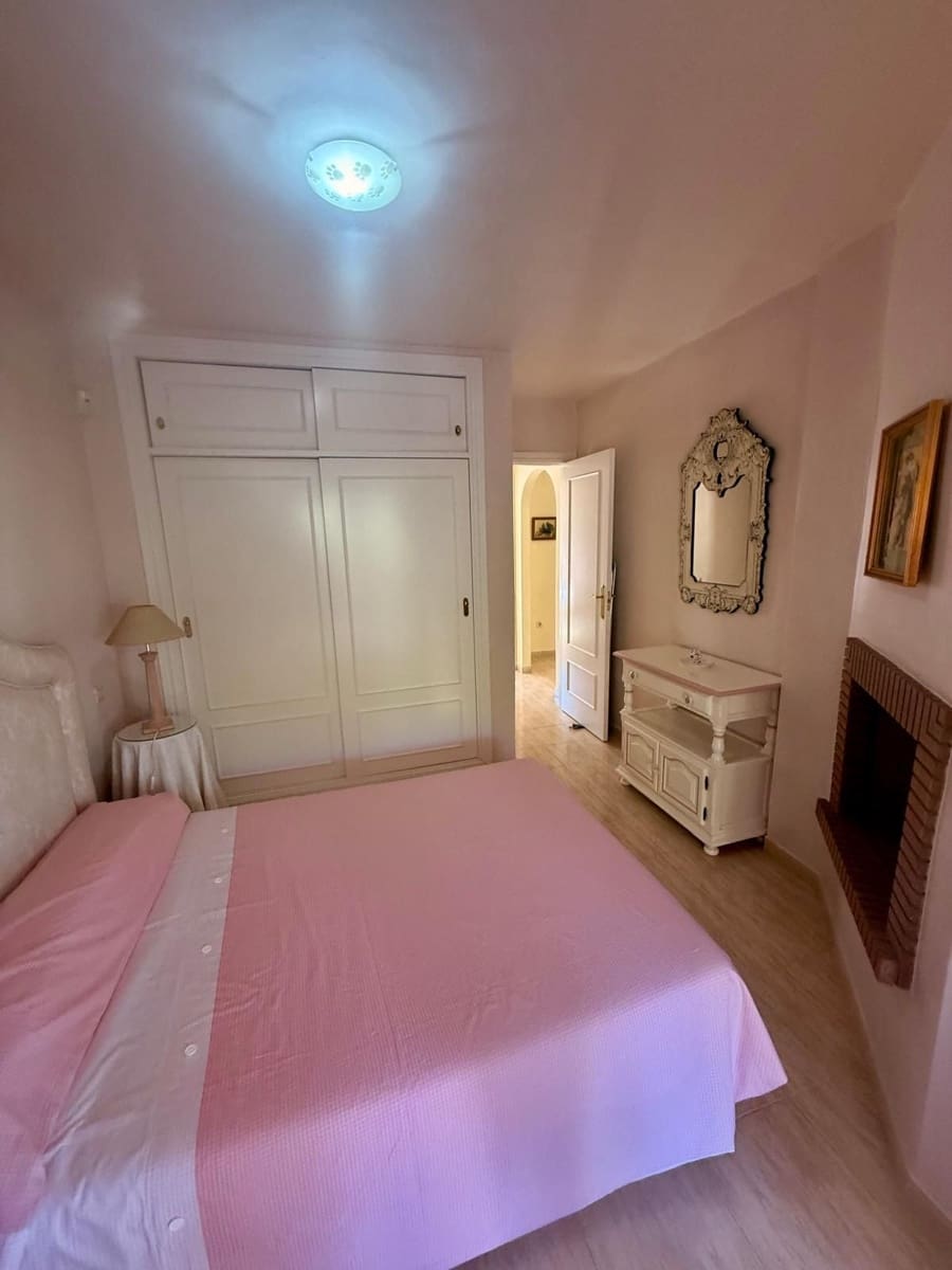 2 bedroom Apartment for sale in Calahonda with pool - € 295,000 (Ref: 10122127)