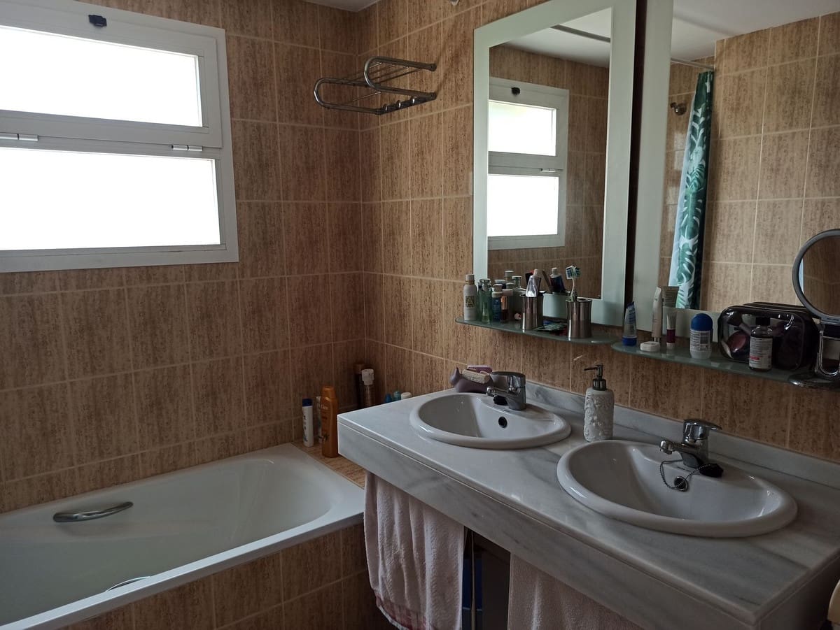 2 bedroom Apartment for sale in Calahonda with pool - € 295,000 (Ref: 10122127)