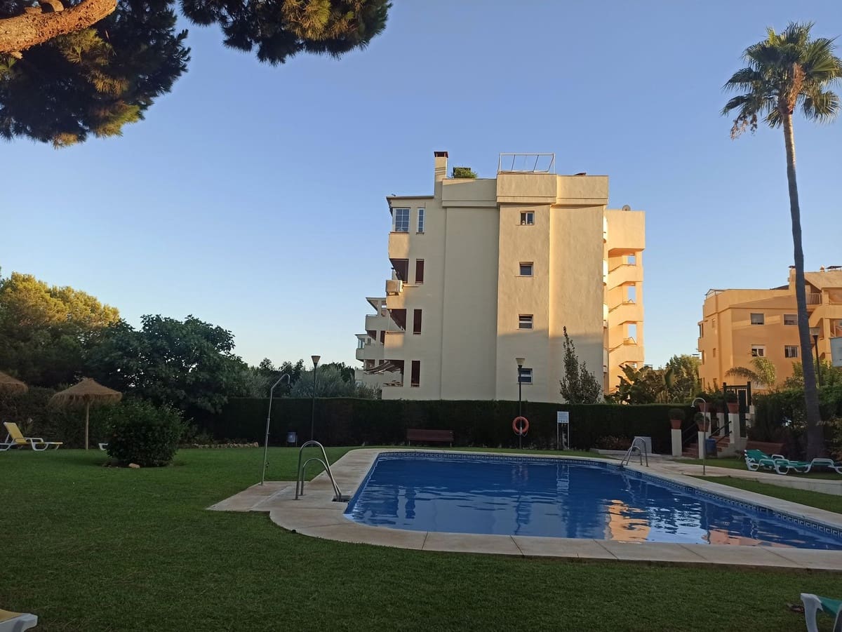 2 bedroom Apartment for sale in Calahonda with pool - € 295,000 (Ref: 10122127)
